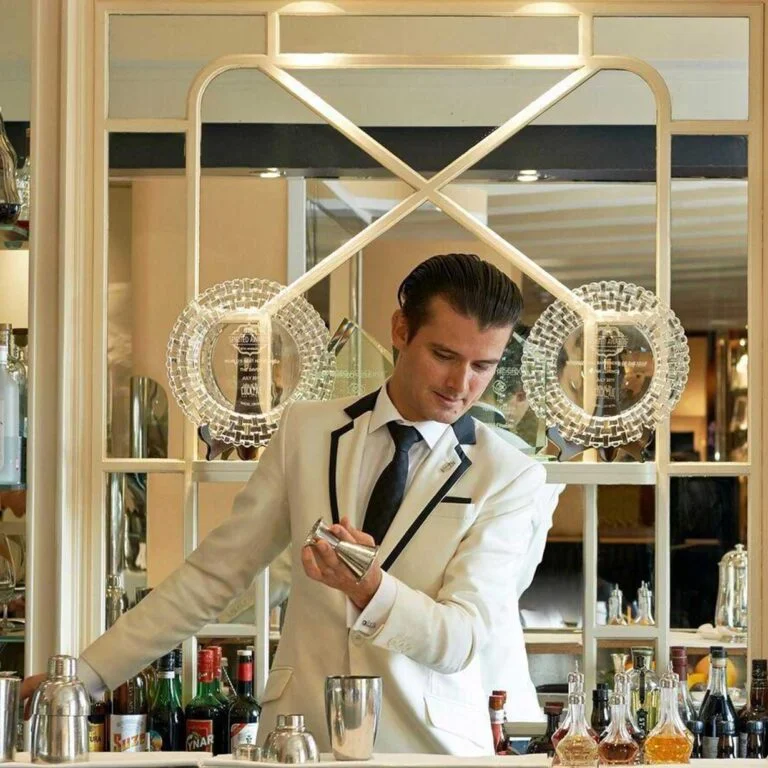 Erik Lorincz preparando coquetéis